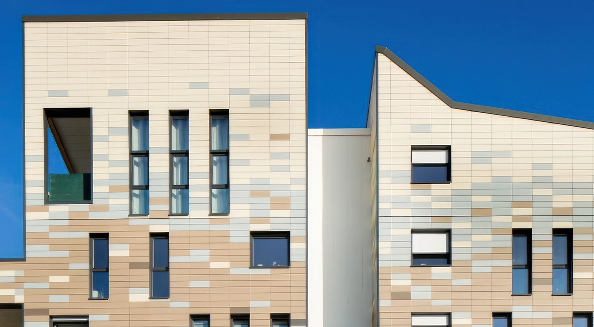 Facade of a light-colored building with a decorative pattern (photo)