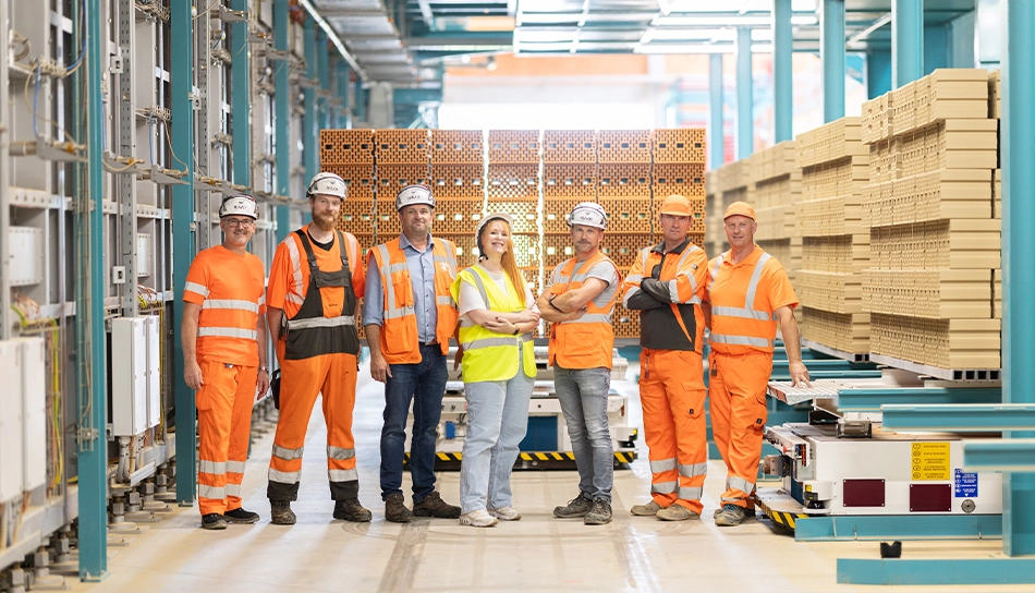 Several employees standing on the grounds of the wienerberger Uttendorf plant in front of a transport vehicle (photo)
